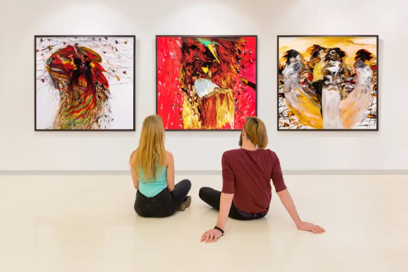 Casal em exposição de arte - Lugares Incríveis para Levar Sua Namorada em um Encontro