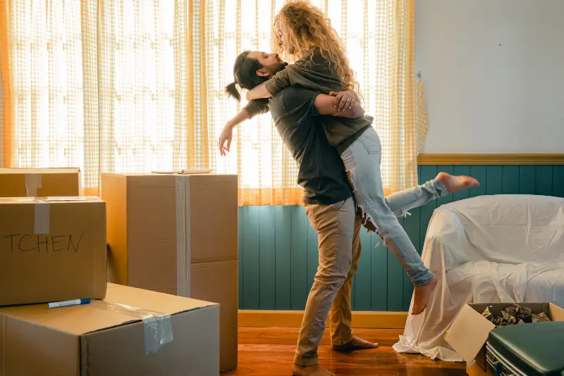 Casal se mudando para nova casa - como convencer sua namorada a morar junto