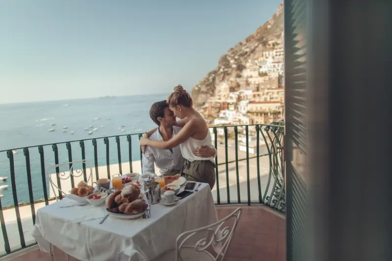 Casal tomando café da manhã na sacada de um hotel - Destinos Inesquecíveis para sua Lua de Mel