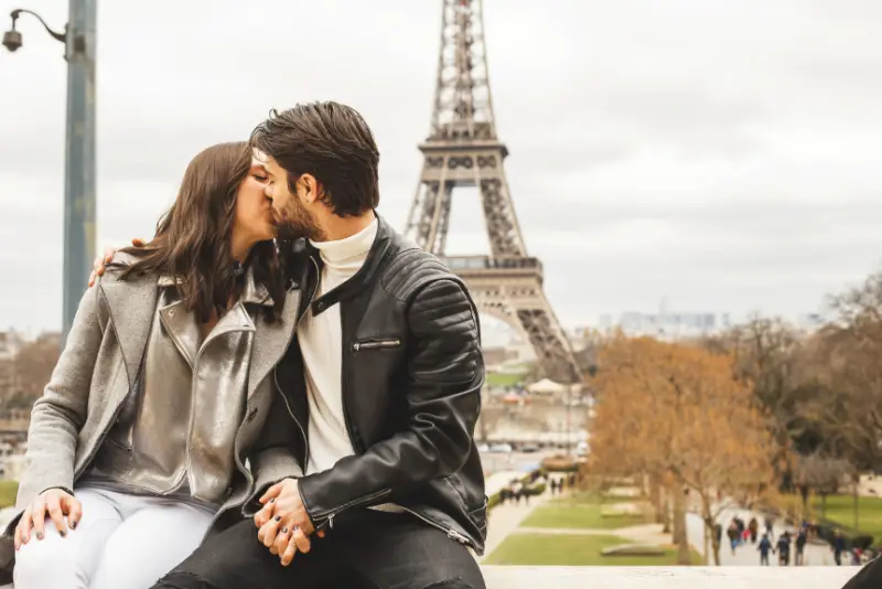 Casal se beijando em frente à torre eifel  - Destinos Inesquecíveis para sua Lua de Mel