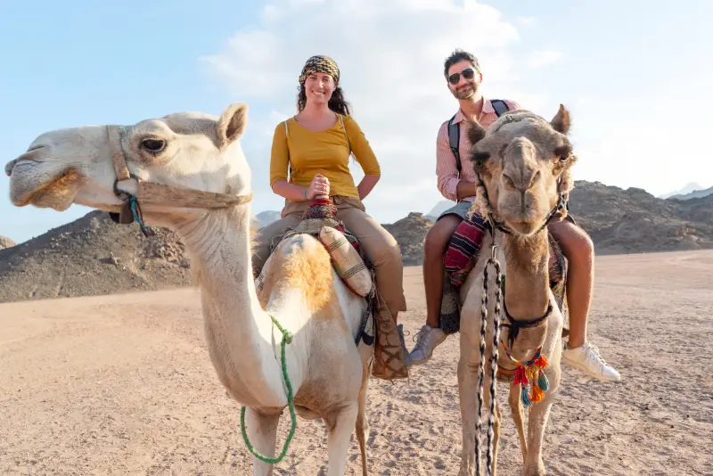 Casal andando de camelo no deserto - Destinos Inesquecíveis para sua Lua de Mel