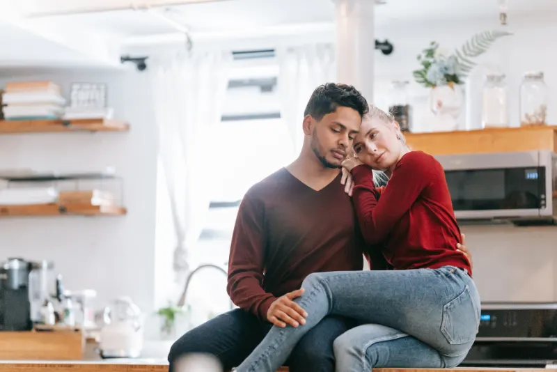 Casal encostado um no outro - Como Lidar com a Falta de Comunicação no Relacionamento