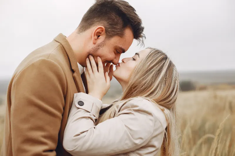 Mulher beijando o nariz do seu companheiro - Como Lidar com a Falta de Comunicação no Relacionamento