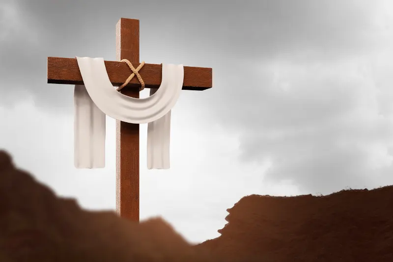 Imagem mostrando a cruz vazia com um lençol branco simbolizando a ressurreição de Cristo