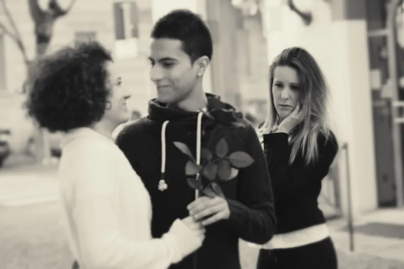 Mulher com inveja e ciúme de casal apaixonado - Como Lidar com a Pressão da Sociedade para se Casar e Ter Filhos