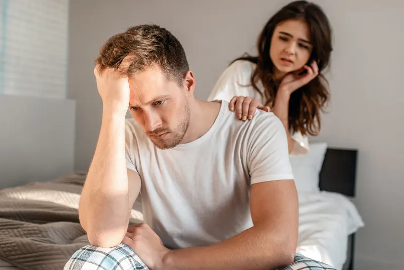 Mulher tentando se reconciliar com seu marido - alertas vermelhos no relacionamento que você não deve ignorar