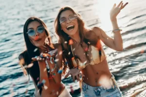 Amigas se divertindo na praia - Bom dia domingo frases