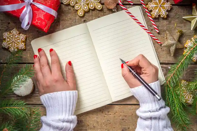 Mulher escrevendo uma carta de amor de Natal