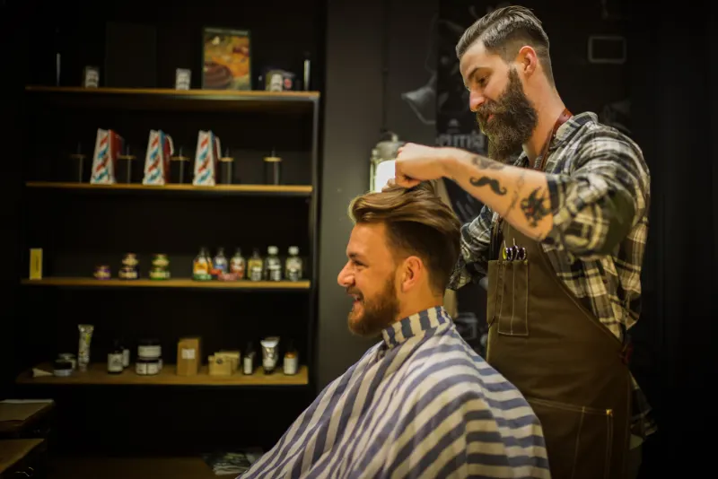 Barbeiro cortando o cabelo de seu cliente - Coisas que os Homens Desejam no Relacionamento