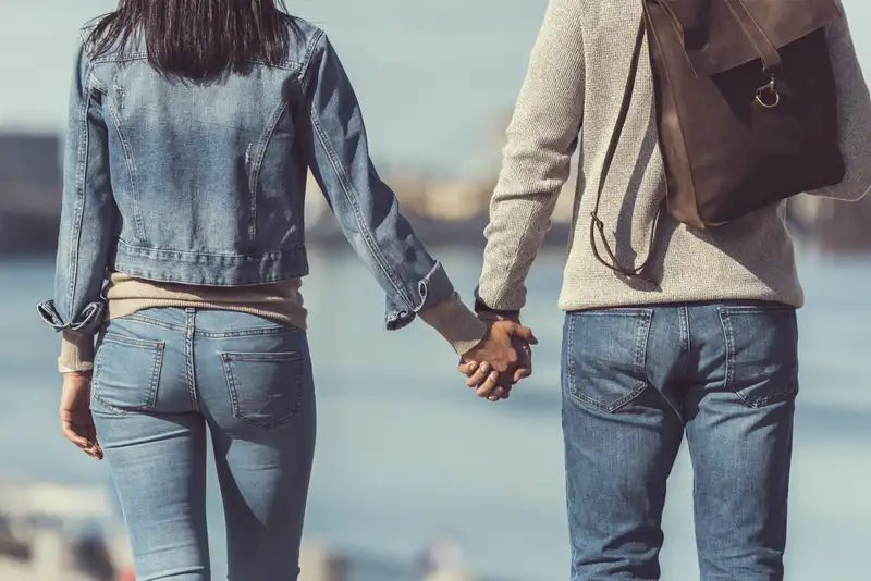 Casal andando de mãos dadas