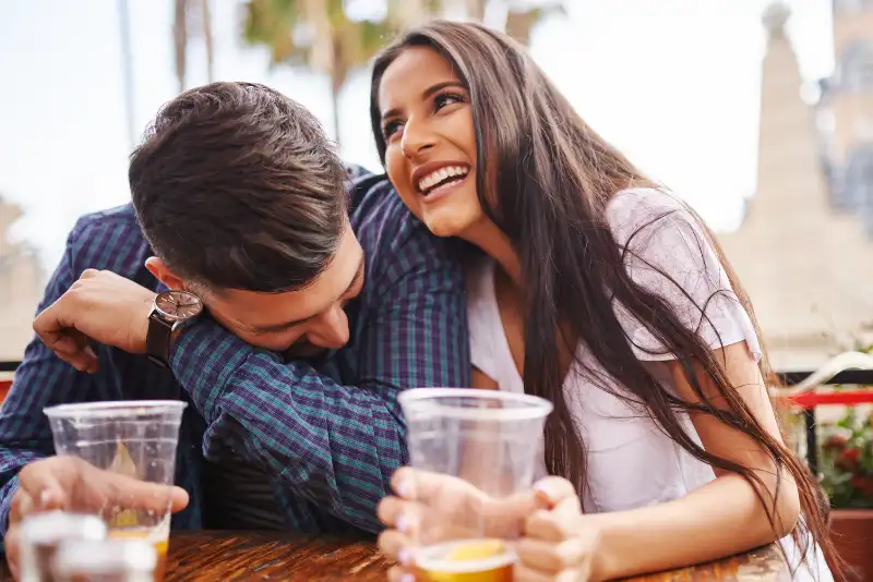 Casal se divertindo e tomando cerveja no copo de plástico - Como Fazer Alguém Se Apaixonar Por Você