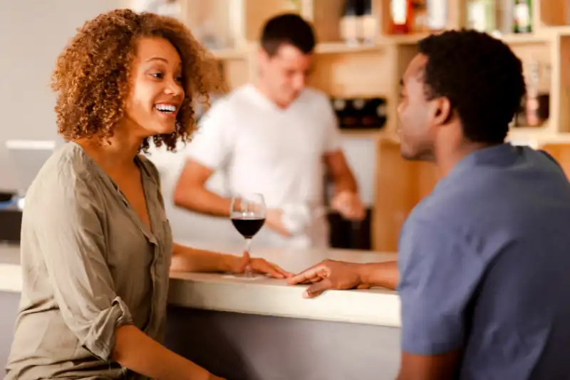 Casal de pretos conversando e tomando vinho - Como Fazer Alguém Se Apaixonar Por Você