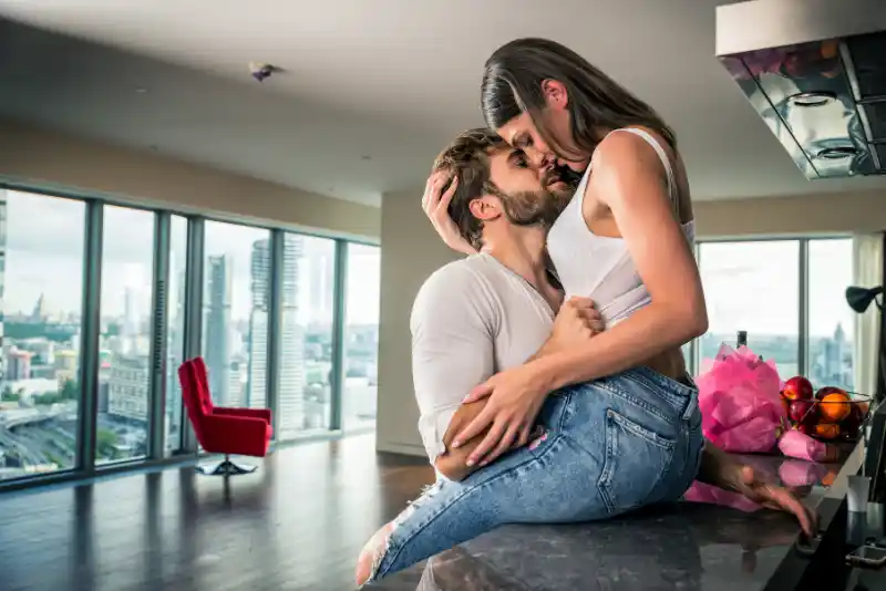 Casal se beijando com tesão na pia da cozinha