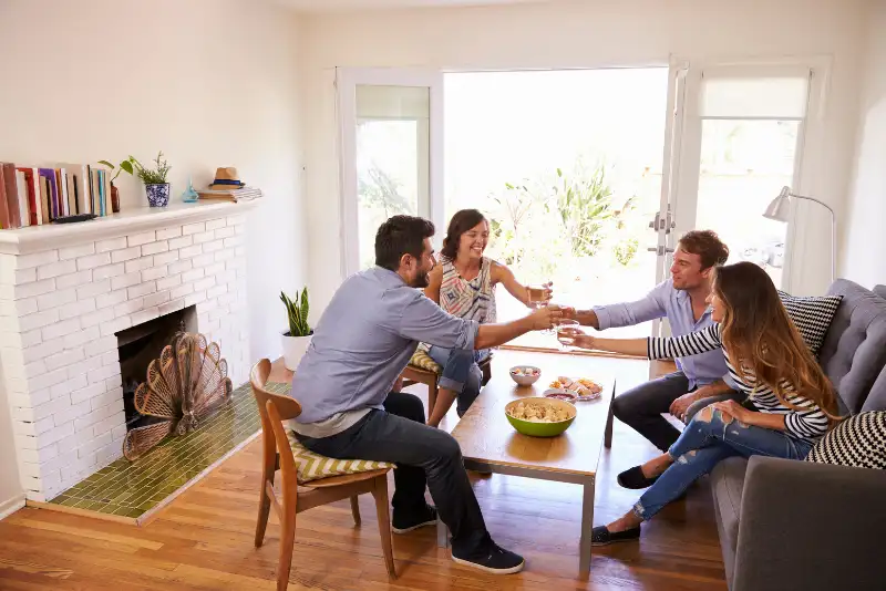 Casal visitando a casa de amigos - ideias de atividades divertidas para casais