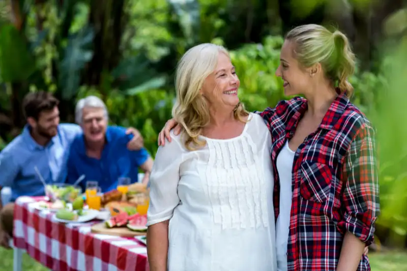 Casal visitando os sogros - ideias de atividades divertidas para casais