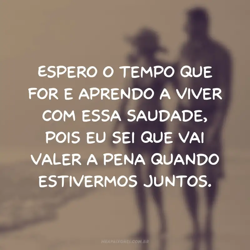 Casal andando na praia - Mensagens de amor para whatsapp com emoticons