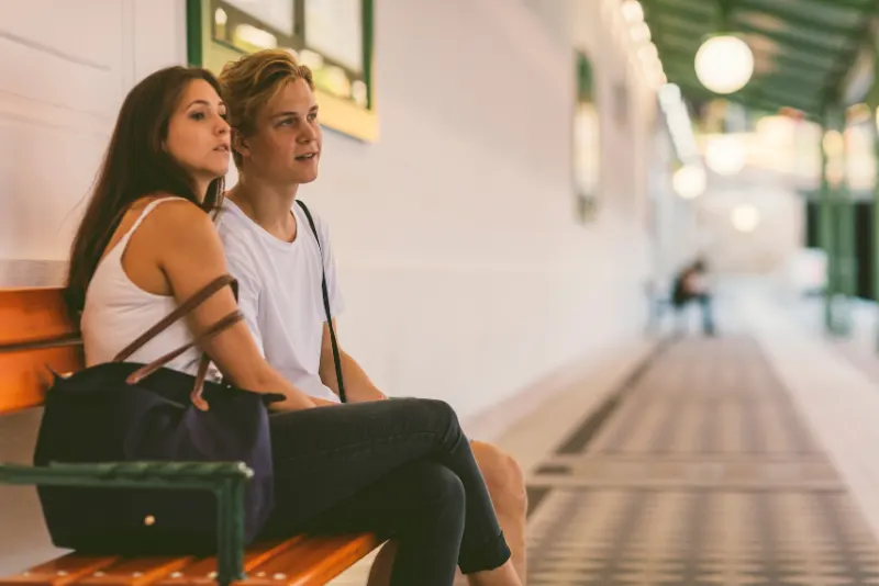 Casal de namorados esperando o trem na estação - Perguntas para o crush