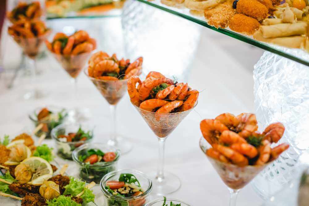 Foto de comida de casamento, camarão na taça