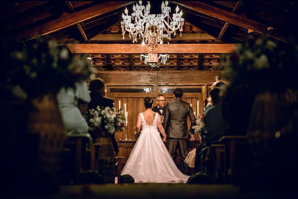 Foto de noivos no altar - Dicas de Como Organizar um Casamento
