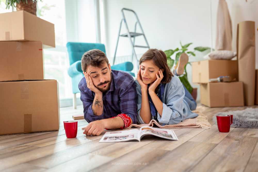 Casal deitado no chão com a casa desarrumada decidindo algo juntos - Dicas para seu Casamento Durar Mais de 20 Anos