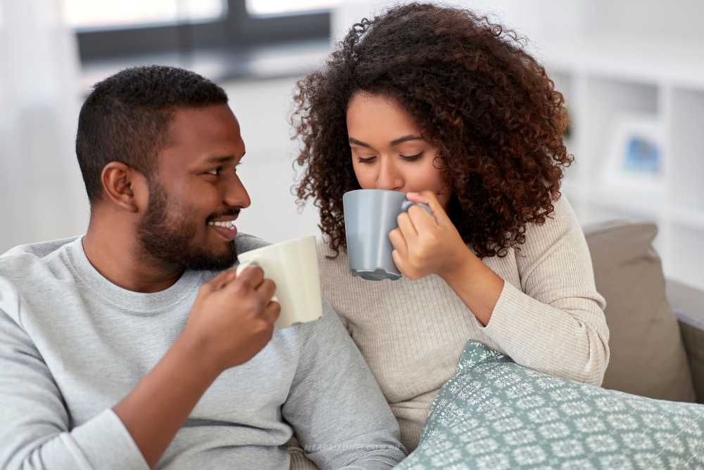 Casal tomando café