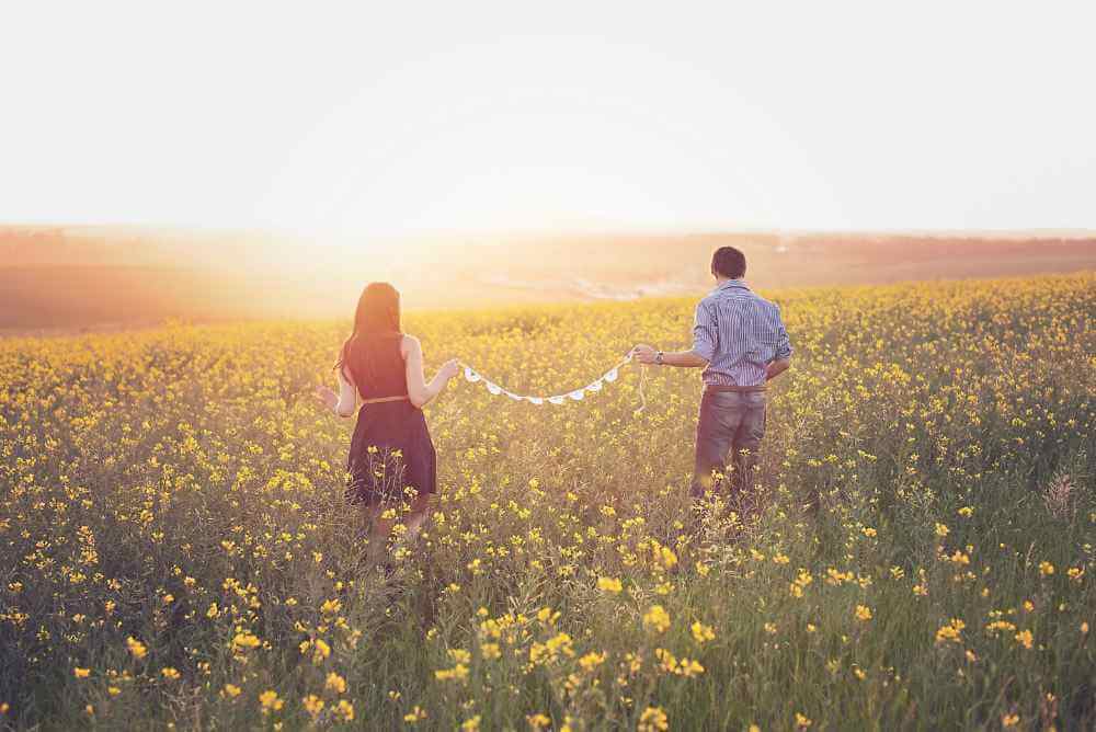 Casal andando no campo - Encontrar Sua Alma Gêmea