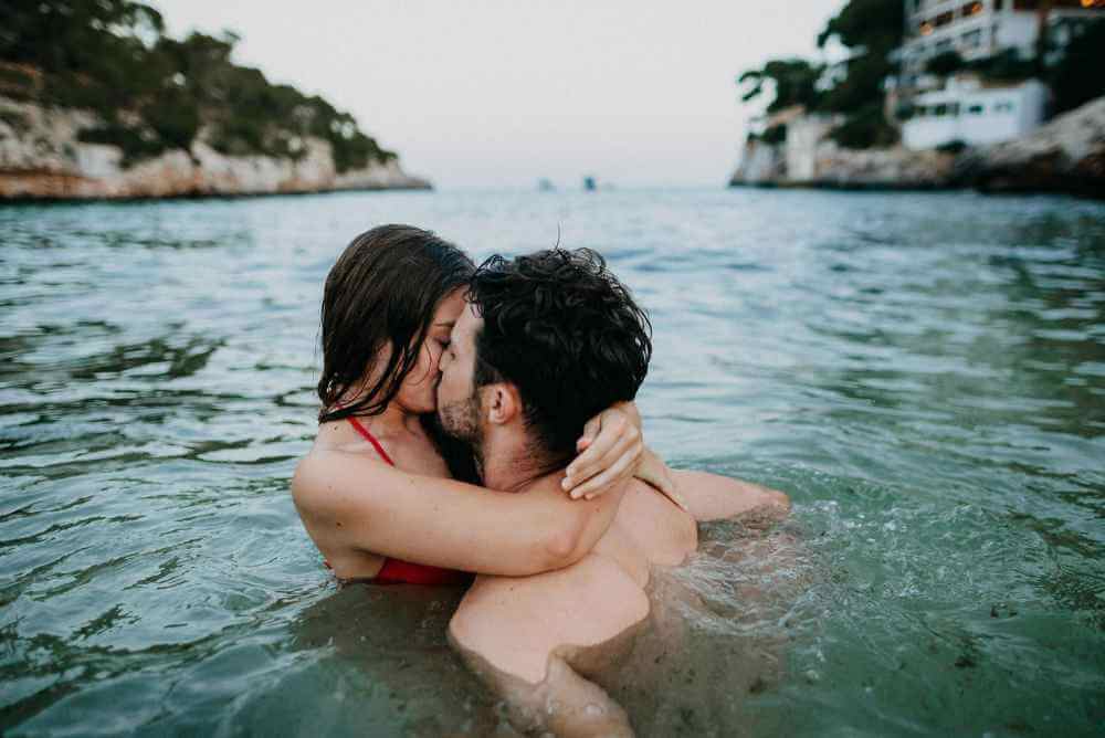 Casal se beijando na água
