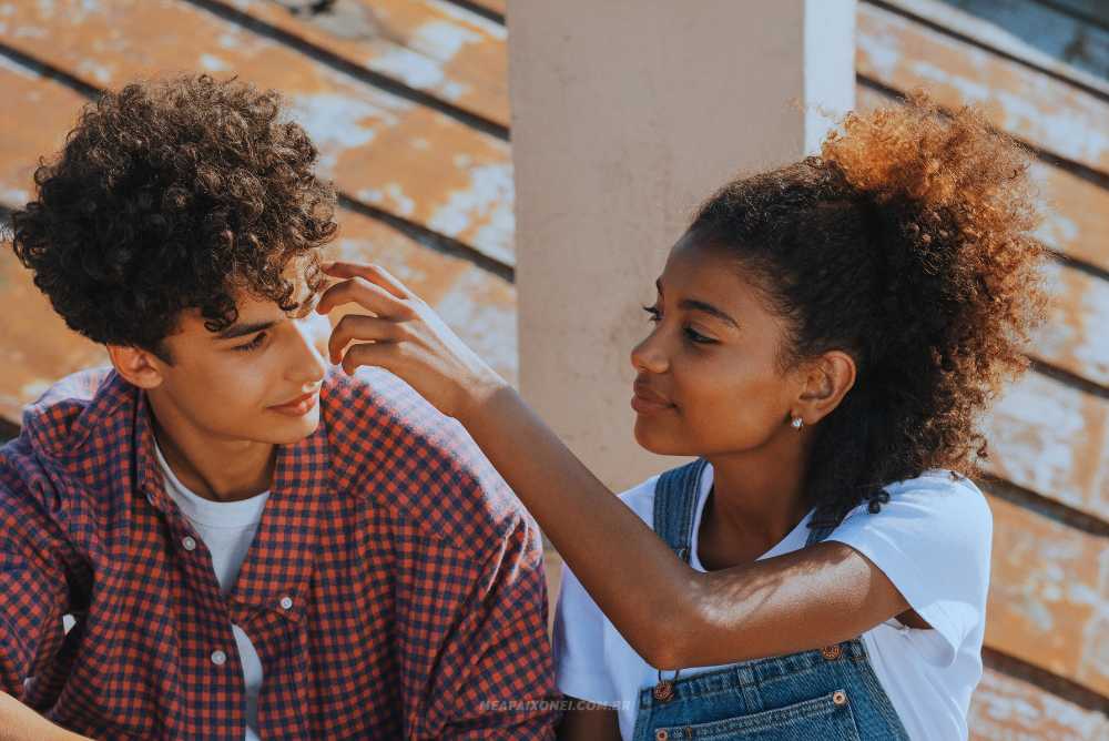 Casal de adolescentes demonstrando carinho e amor - Namoro na Adolescência