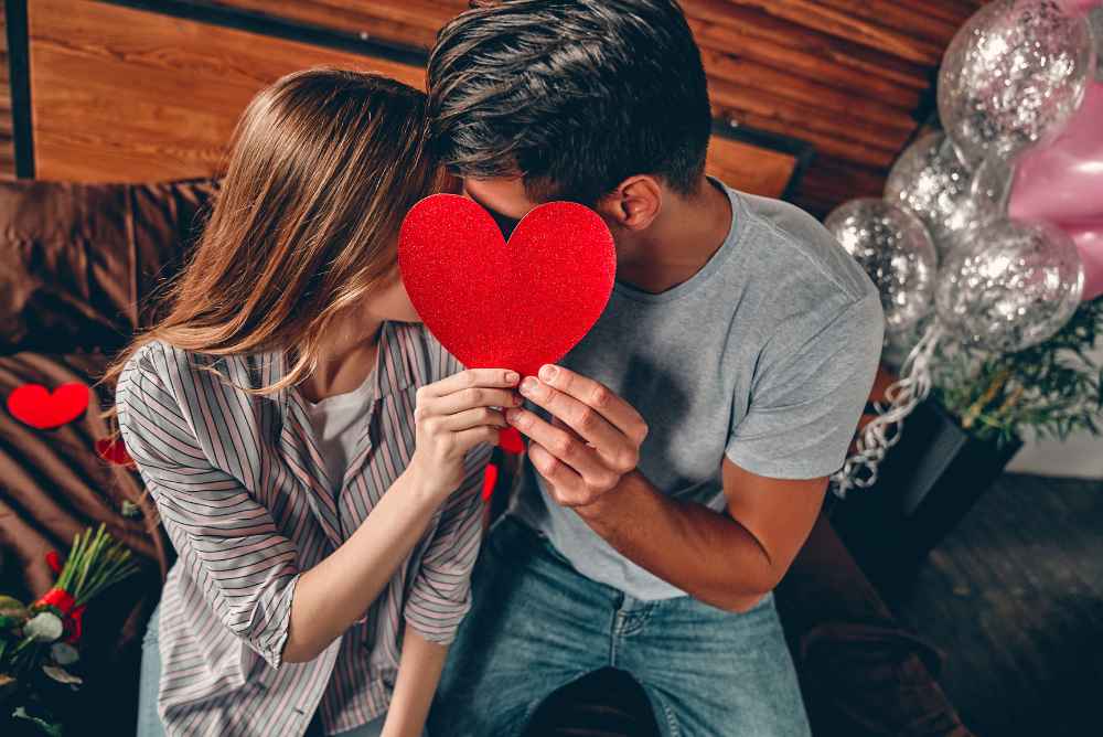 Casal segurando um coração de papel