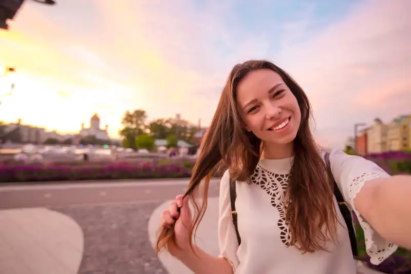Garota tirando uma selfie - Como Conquistar o Crush Pelo Instagram