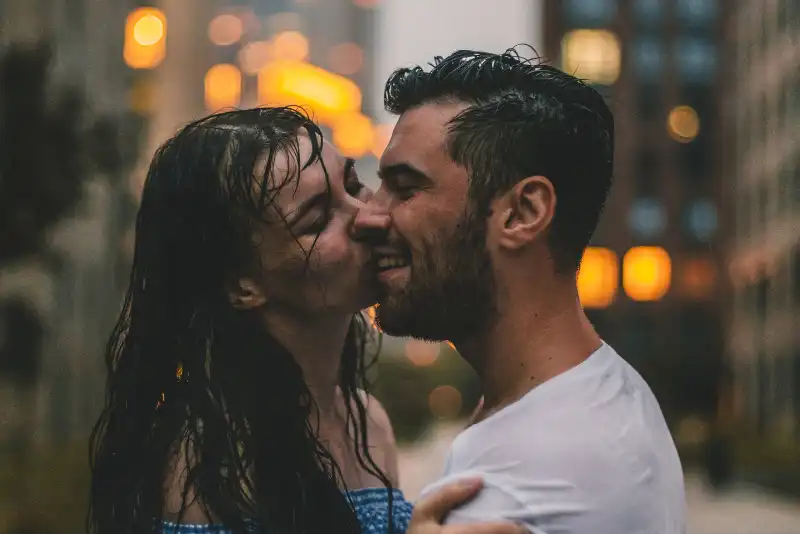 Casal se beijando na chuva