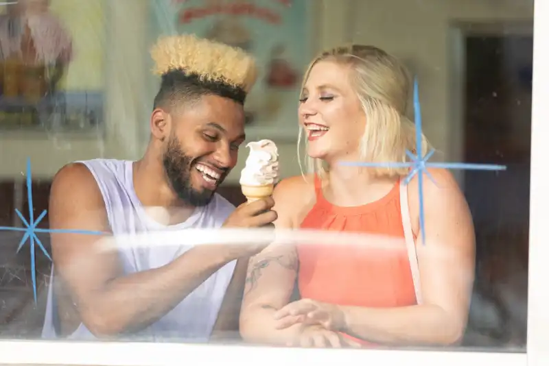 Casal compartilhando o mesmo sorvete