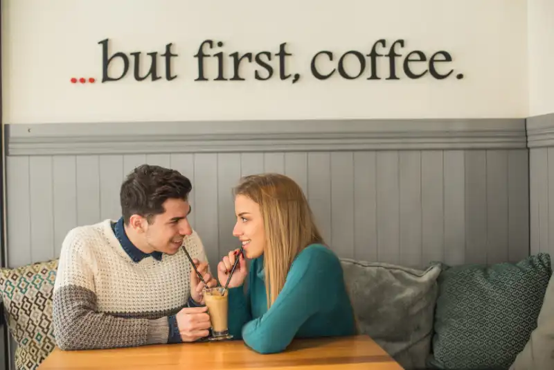 Casal compartilhando um café