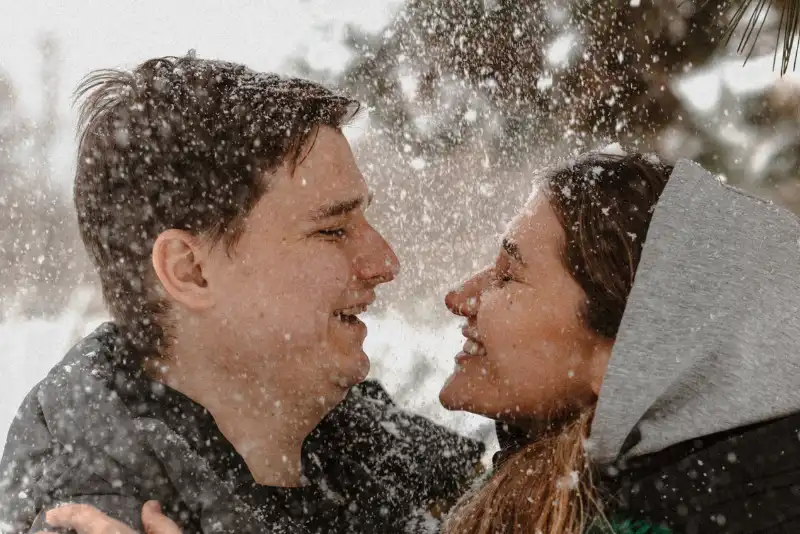 Casal se divertindo na neve