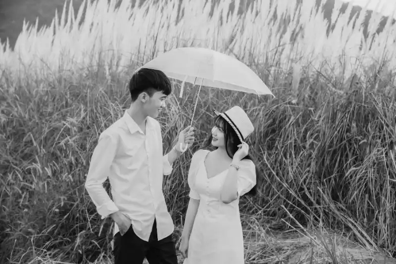 Foto de casal preto e branco com guarda chuva