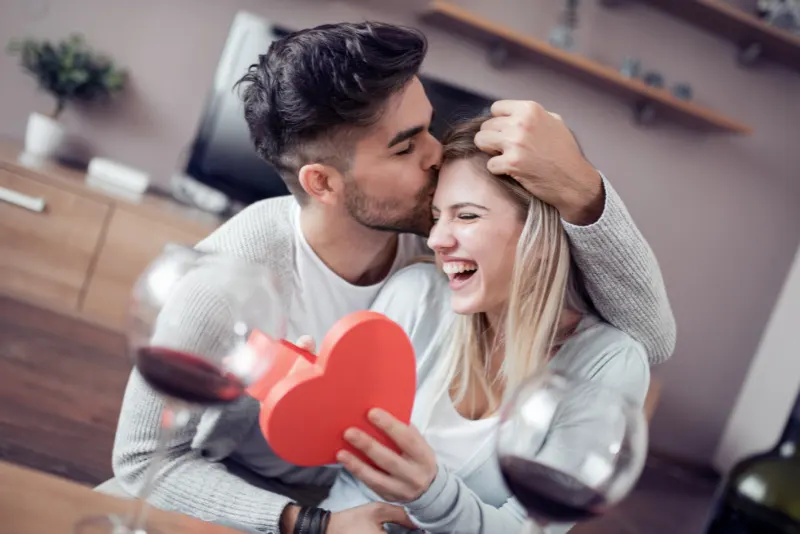 Homem beijando a cabeça de sua namorada