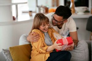 Namorado entregando presente para sua namorada