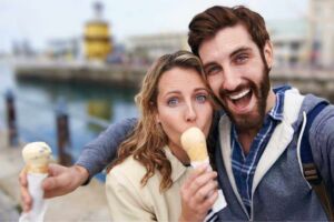 Casal tomando sorvete e tirando um selfie