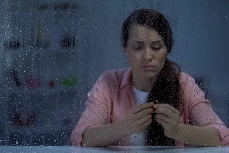 Muluher segurança sua aliança na mão após descobrir uma traição