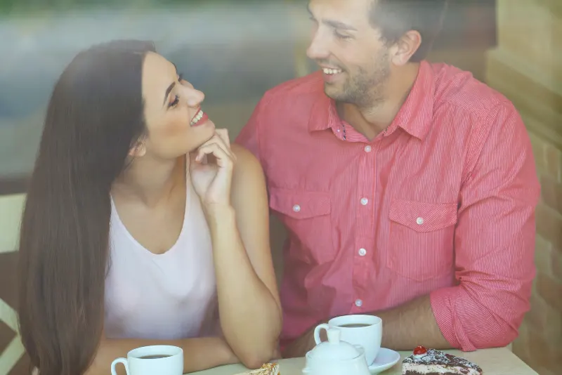 Casal feliz conversando e tomando café - como reacender a paixão no relacionamento