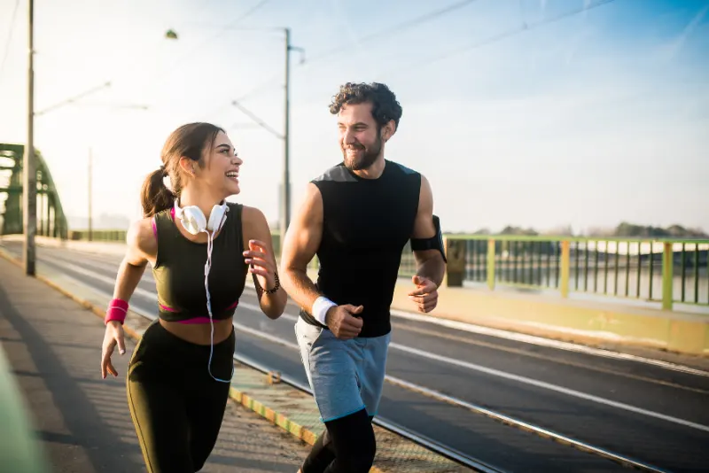 Casal se exercitando - como reacender a paixão no relacionamento