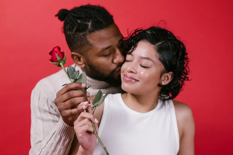 Homem entregando um rosa para sua namorada - por que o relacionamento esfria com o tempo