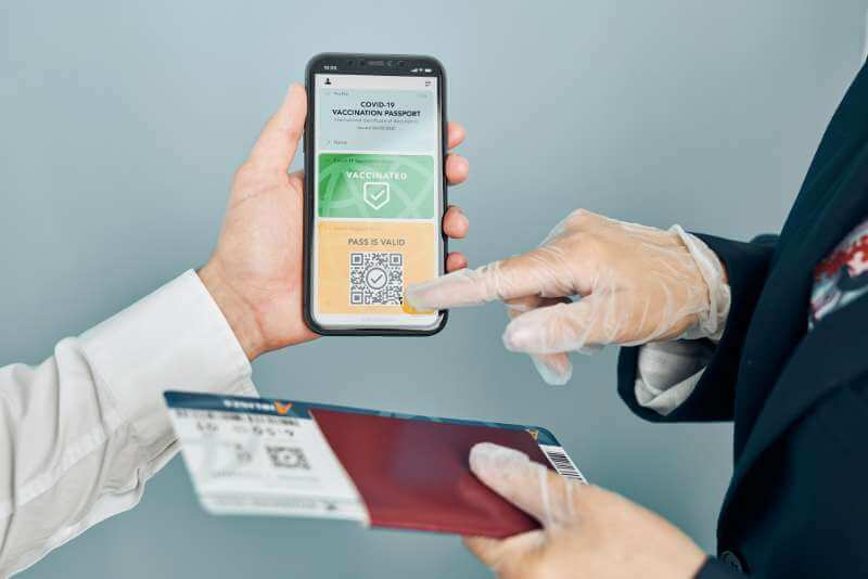 Duas pessoas observando o certificado de vacinação no celular - Vacinas para Adulto e Crianças