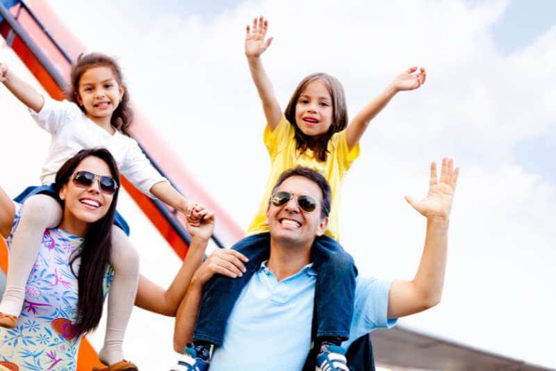 Família feliz pousando para foto ao ar livre