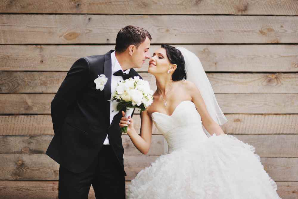 Noivos posando para foto - celebração de casamento