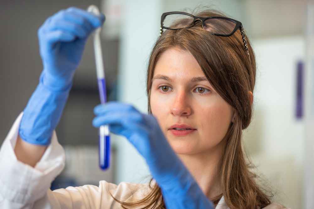 Mulher trabalhando no laboratório biomédico de biotecnologia - Como é Feito o Exame Toxicológico