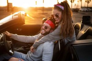 Casal andando de carro