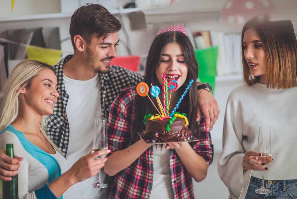 Amigos comemorando aniversário de amiga