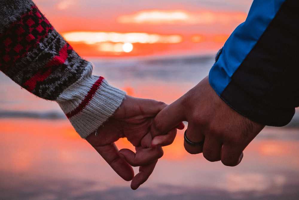 Casal de mãos dadas