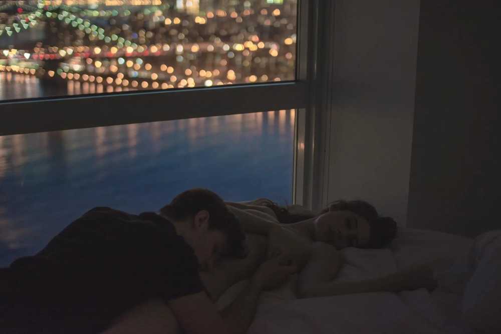 por que ele continua voltando para sua vida